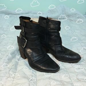 Ankle boot with buckles
